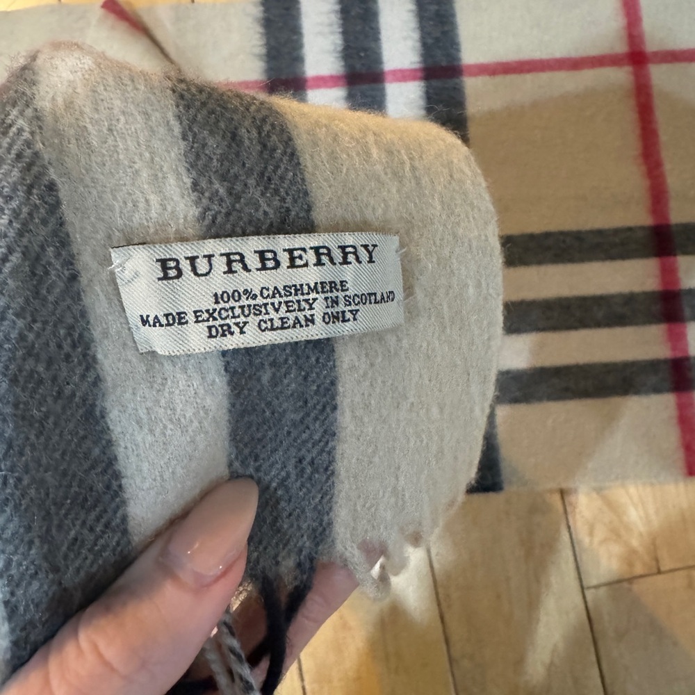 Burberry The Classic Giant Check Cashmere Scarf Archive Beige - Picture 6 of 8